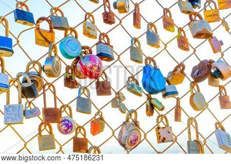Los Angeles, California - December 29, 2022: Close-up Of Love Locks On A Fence In Runyon Canyon At S