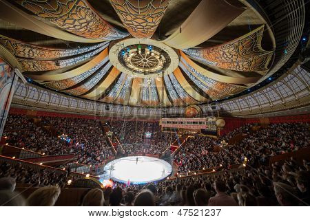 Moscou - 31 de dezembro: os ursos polares na Arena de Moscou grande estado circo em Vernadsky prospekt em 31 de dezembro, 