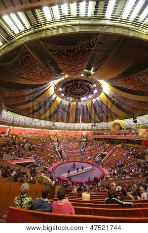 Moskwa - grudzień 31: Personel zwinięte manege w Arena Moskwa wielkie Państwo cyrk na Vernadsky perspektywa 