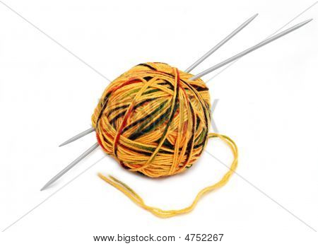 Boule de laine jaune avec des aiguilles