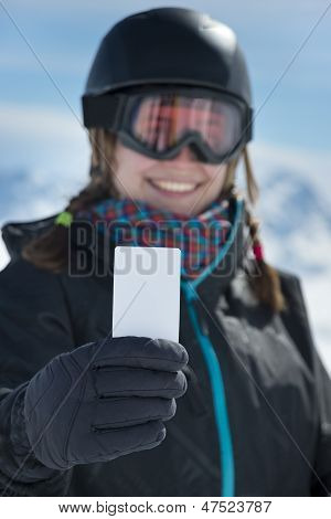 Mädchen mit leere Visitenkarte lächelnd