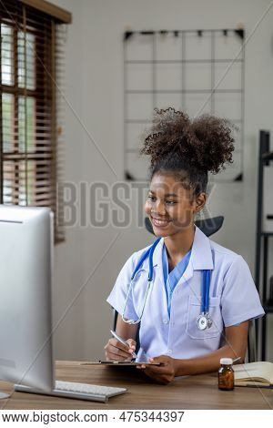 An American Female Doctor Works In A Hospital Office, She Is A General Practitioner And Internal Med