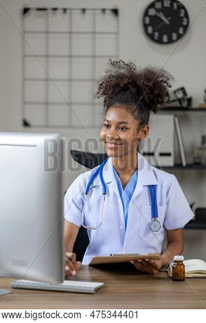 An American Female Doctor Works In A Hospital Office, She Is A General Practitioner And Internal Med
