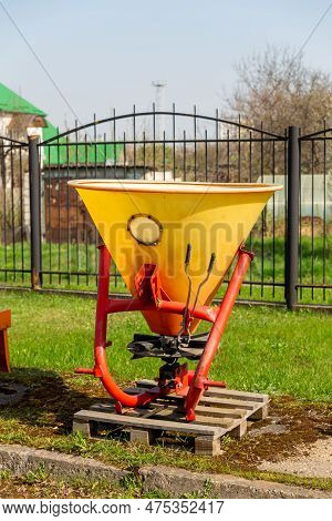 Spreader Of Bulk And Granular Fertilizers For Tractors With Three-point Attachment Of Attachments. S