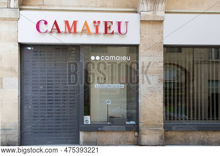 Bordeaux ,  Aquitaine France - 04 17 2023 : Camaieu Closed Store Curtain Lowered Shop Closing And Ba