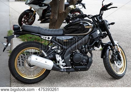 Lyon , Aura France - 04 24 2023 : Yamaha Xsr 125 Motorbike Logo Brand And Text Sign On Black Neoretr