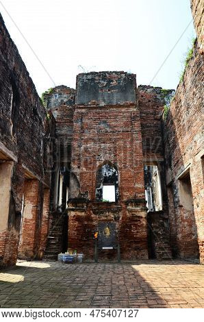 Sculpture Carving Ancient King Somdet Phra Narai Maharat Statue On Brick Wall Of King Na Rai Ratchan