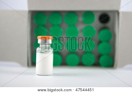 ขาว Suspention ในคอนแทคฉีดบนกรี Vials พื้นหลัง