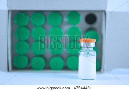 ขาว Suspention ในคอนแทคฉีดบนกรี Vials พื้นหลัง