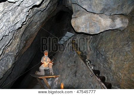 Schwaz, Austria - 24 marca 2013: Model wykazując procesu wyszukiwania w Silver Mine (Silb