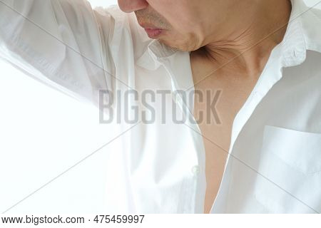 Men Wear White Sleeves, Arms Are Covered With Armpits, Sweat Are Unclean And Unclean. Health Care Co