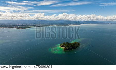 The Coast Of The Island Of Borneo And The Island Of Mamutik. Tunku Abdul Rahman National Park. Kota 