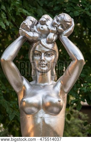 Evpatoria, Crimea - August 4, 2021: Monument To Motherhood In Evpatoria. Sculptor Alexey Shmakov, 20