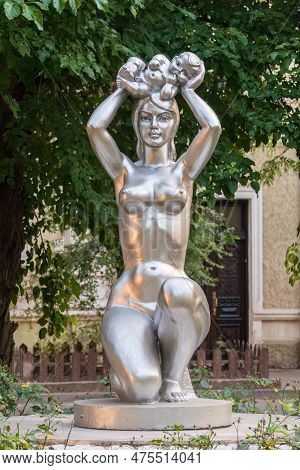 Evpatoria, Crimea - August 4, 2021: Monument To Motherhood In Evpatoria. Sculptor Alexey Shmakov, 20