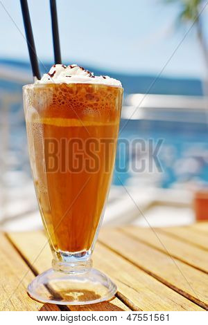 แก้วกาแฟบนชายหาด