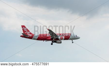Manila, Philippines, February 20, 2017: Airasia Airlines Airbus A320 Rp-c8977 Landing In Manila Inte