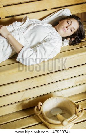 사우나에서 젊은 여자