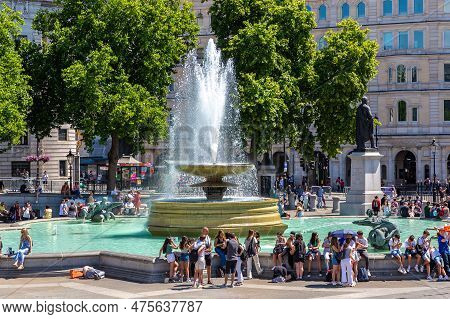 London, The United Kingdom - June 26, 2022: Fountain At Trafalgar Square In A Sunny Summer Day In Lo