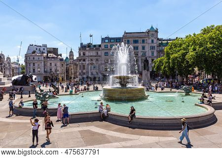 London, The United Kingdom - June 26, 2022: Fountain At Trafalgar Square In A Sunny Summer Day In Lo