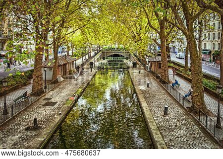 Paris, France, Oct 2020, View Of The Écluses Of La Villette A Floodgate On The Canal Saint-martin