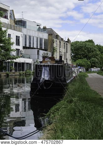 London - 05 21 2022: Footpath Along The Grand Union Canal Near Adela St