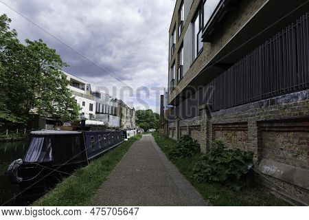 London - 05 21 2022: Footpath Along The Grand Union Canal Near Adela St With Moored Boats