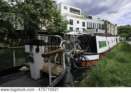 London - 05 21 2022: Houseboats Moored On The Footpath Of The Grand Union Canal Near Adela St