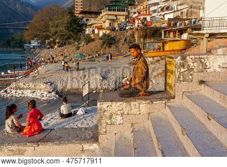 Rishikesh, India - 29.03.2023: A Typical Evening In The Center Of Rishikesh, People Meditate And Rel