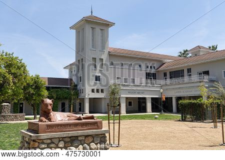 La Verne, Ca - April 27 2023:  Mascot And Academic Building At The University Of La Verne