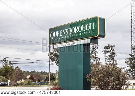 Augusta, Ga Usa - 11 29 20: Queensborough Bank Street Sign
