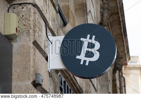Lyon , Aura France - 05 01 2023 : Bitcoin Logo And Text Sign On Facade Comptoir Des Cybermonnaies Ag