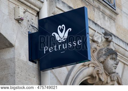 Bordeaux ,  Aquitaine France - 04 17 2023 : Petrusse Sign Brand And Logo Text On Facade Shop Entranc