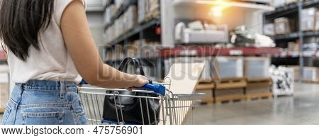 Many Big Metal Shopping Carts For The Interior Furniture On A Parking Lot For The Customer Use Shopp
