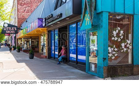 Pittsburgh, Pennsylvania, Usa April 27, 2023 A Man Playing Violin In A Storefront Entranceway On For