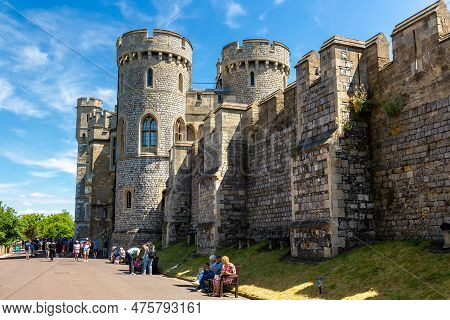 Windsor, Uk - June 19, 2022: Tourists In The Courtyard Of The Windsor Castle In Windsor In A Sunny S