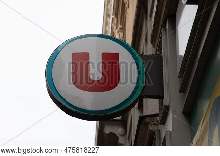 Bordeaux , Aquitaine  France - 05 02 2023 : Super U Logo Text And Brand Sign Facade Wall Supermarket