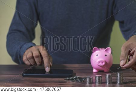 Investor Online Saving Concept, Online Investment Savings, Online Stock Investors, Internet Financia