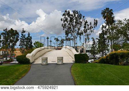 Costa Mesa, California - 5 May 2023: Unity Bridge, Connecting South Coast Plaza And Town Center And 