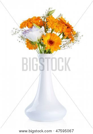 Kwiaty nagietka w wazonie na białym tle