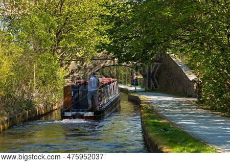 Llangollen, Dengighshire Wales - 21 April 2019: Narrow Boats On The Llangollen Canal As It Crosses T