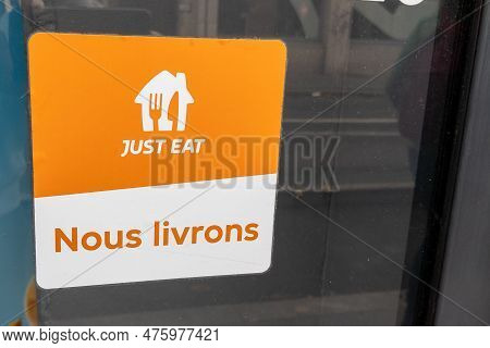 Lyon , Aura France - 04 20 2023 : Just Eat Sign Brand And French Text Logo Sticker On Windows Restau