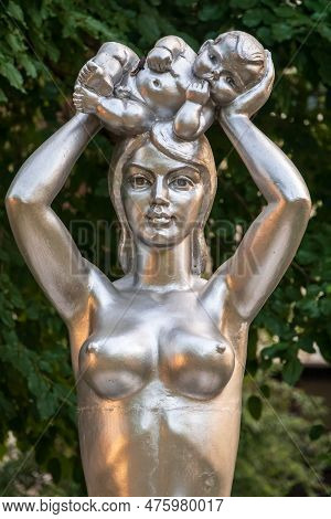 Evpatoria, Crimea - August 4, 2021: Monument To Motherhood In Evpatoria. Sculptor Alexey Shmakov, 20