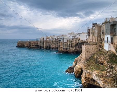Panoramatický pohled na Polignano. Apulie.