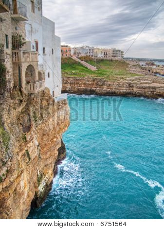 Panoramatický pohled na Polignano. Apulie.