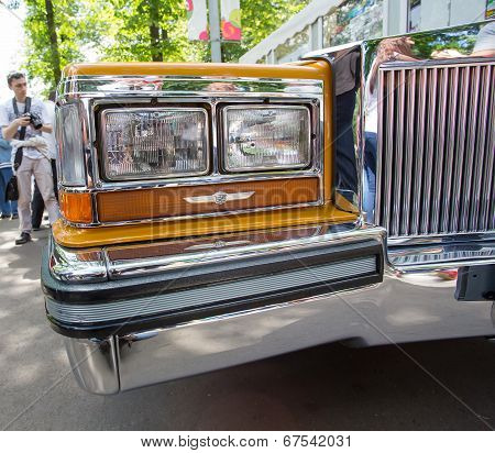 Forward headlight of the car Cadillac on show of collection Retrofest cars
