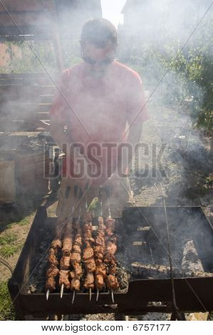 Uomo cottura shashlyk