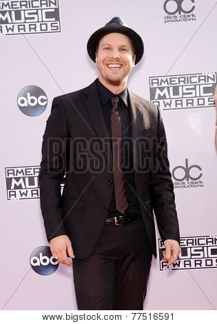 LOS ANGELES - NOV 23:  Gavin DeGraw arrives to the 2014 American Music Awards on November 23, 2014 in Los Angeles, CA                