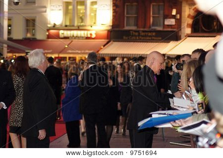 Sir Ben Kingsley: soha enged én megy premierje a központi London 2010. október 11.
