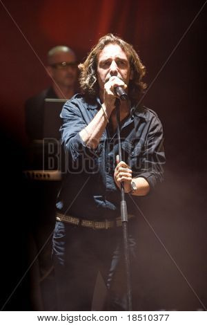 VALENCIA, İspanya - 17 Temmuz - Jordi Sanchez ve Miquel Arjona OBK yapan İspanyol müzik grubu 