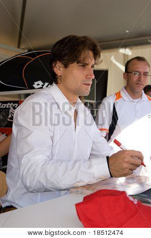 VALENCIA, Spanje - 1 NOVEMBER: Professionele tennisspeelster, David Ferrer, tekens handtekeningen op de 2010